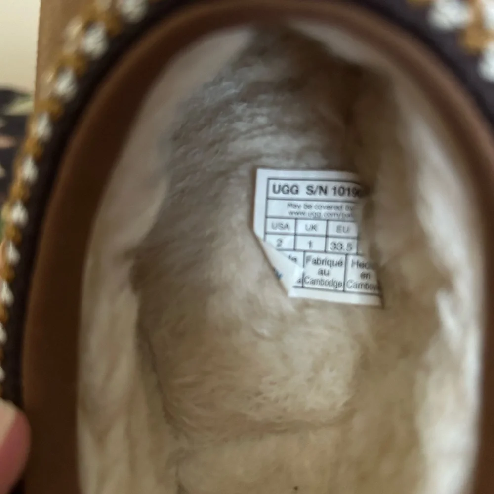 UGG girls short booties, Sz 2